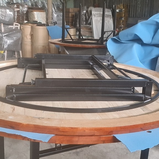 Bàn Tròn Tiệc Cưới Đường Kính 1,6m | Xcom.vn Khung chân sắt gấp và mép giả dày của bàn tròn