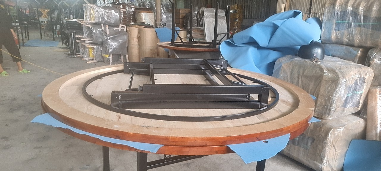 Bàn Tròn Tiệc Cưới Đường Kính 1,6m | Xcom.vn Mặt dưới bàn tròn với khung sắt gấp và mép bàn dày