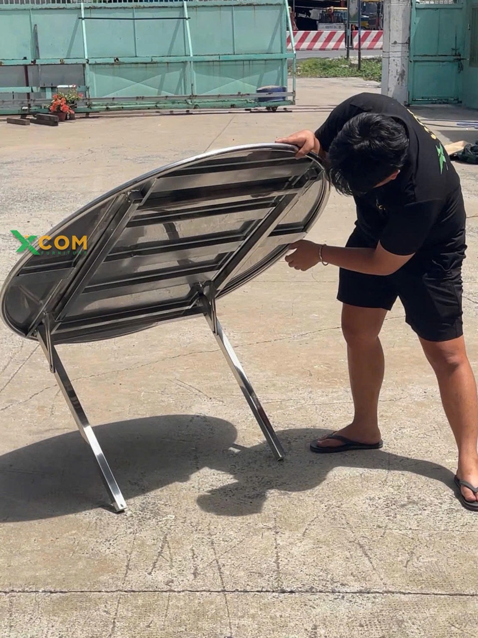 Bàn Tròn Inox Chân Liền Gấp Siêu Gọn | Xcom.vn Cơ cấu gấp của bàn tròn inox chân liền trong ảnh thực tế