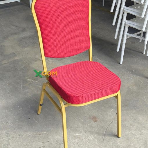Ghế Banquet form nhập khẩu khung vàng nệm đỏ nhìn từ phía trước