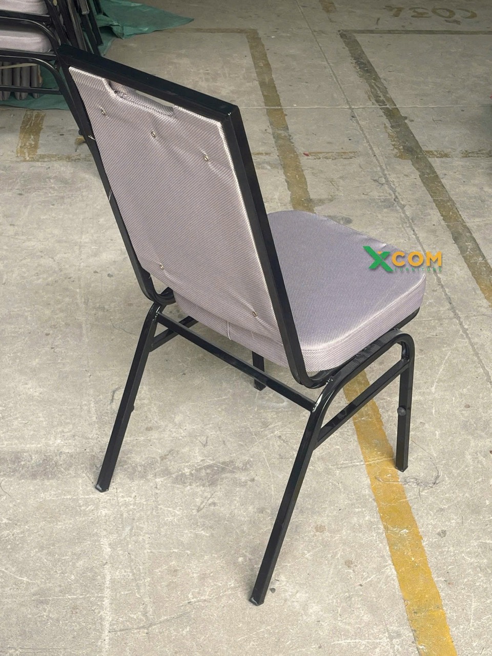 Ghế Banquet Khung Đen – Nệm Xám | Xcom.vn Mặt sau Ghế Banquet khung đen với lưng bọc vải bố xám