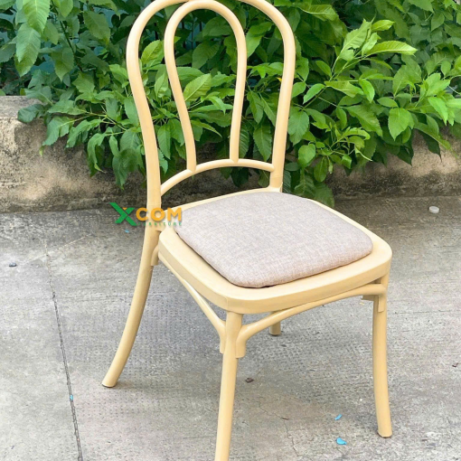 Ghế Thonet nhựa màu kem có nệm rời