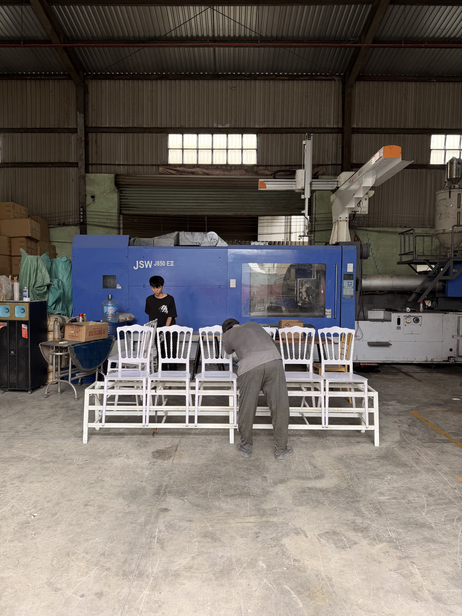 Máy ép nhựa tại nhà máy Xcom