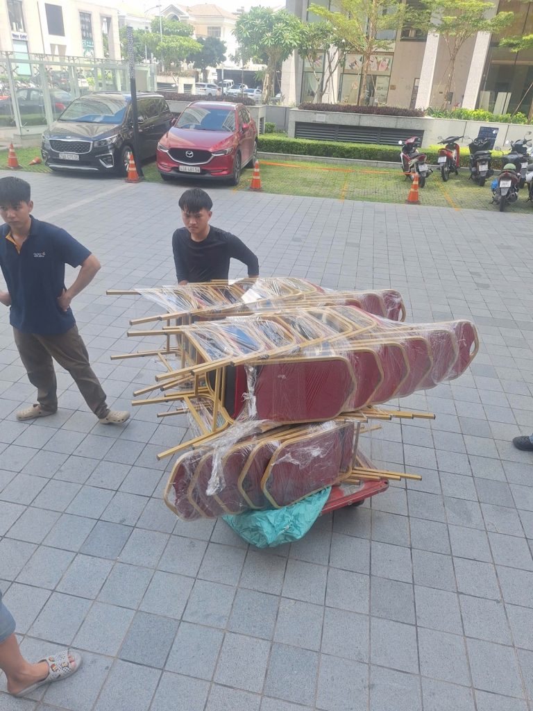 Xcom giao ghế Banquet trực tiếp đến địa điểm tổ chức sự kiện của King Event Media