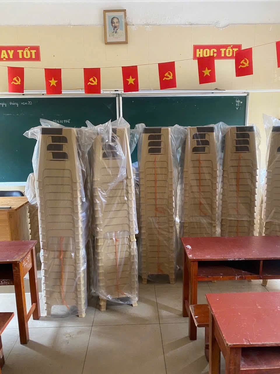 Ghế Đẩu Nhựa Đúc 2 Mảnh Ghép Màu | Xcom.vn Ghế đẩu nhựa đúc đóng gói và giao hàng