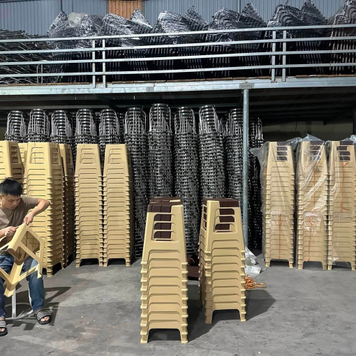 Ghế đẩu nhựa đúc xếp chồng trong kho