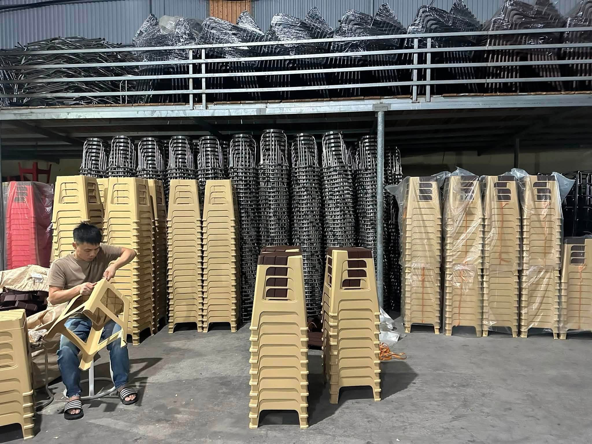 Ghế Đẩu Nhựa Đúc 2 Mảnh Ghép Màu | Xcom.vn Ghế đẩu nhựa đúc xếp chồng trong kho