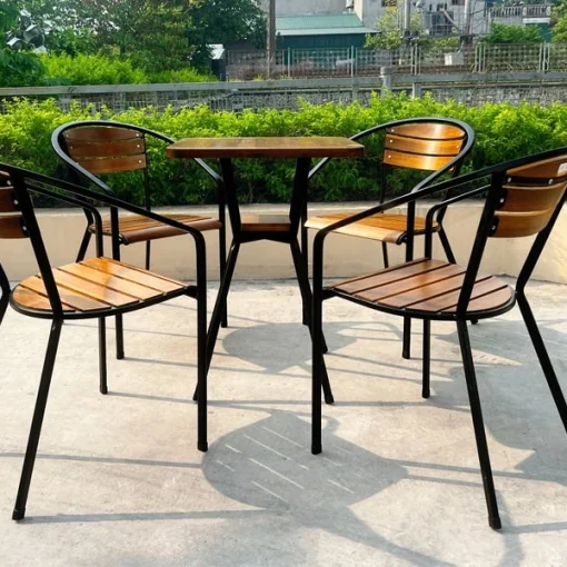 Bàn Fansipan Moon 02 – Bàn Moon 02 mặt vuông phối cùng bốn ghế có tay; ảnh minh họa cấu hình phối ghế khác