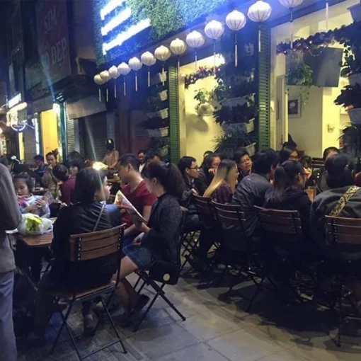 Bàn Fansipan Patio 02 | Xcom.vn Bàn Fansipan Patio 02 – Bàn và ghế nan gỗ trong khu ngồi phía trước quán; ảnh minh họa cách bố trí nhiều nhóm bàn