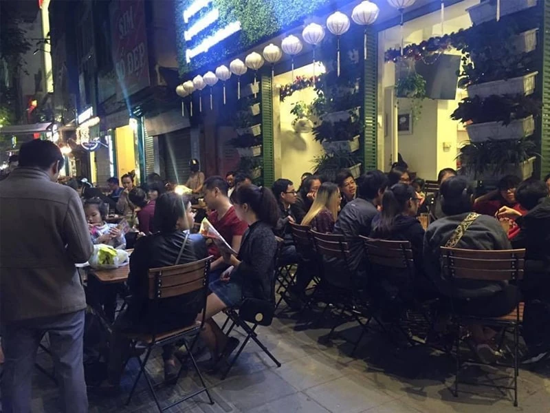 Bàn Fansipan Patio 02 | Xcom.vn Bàn Fansipan Patio 02 – Bàn và ghế nan gỗ trong khu ngồi phía trước quán; ảnh minh họa cách bố trí nhiều nhóm bàn
