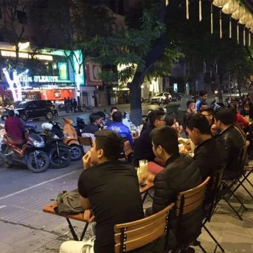 Bàn Fansipan Patio 02 | Xcom.vn Bàn Fansipan Patio 02 – Các nhóm bàn ghế được bố trí dọc khu ngồi ngoài trời; góc chụp cho thấy phần lưng ghế và lối đi