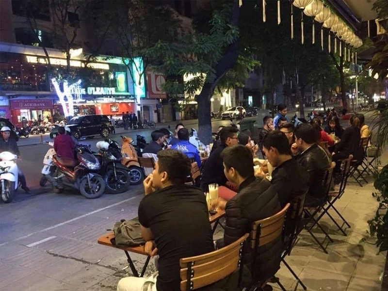 Bàn Fansipan Patio 02 | Xcom.vn Bàn Fansipan Patio 02 – Các nhóm bàn ghế được bố trí dọc khu ngồi ngoài trời; góc chụp cho thấy phần lưng ghế và lối đi