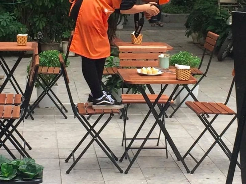 Bàn Fansipan Patio 01 | Xcom.vn Bàn Fansipan Patio 01 – Bàn Patio 01 mặt nan và chân xếp trong ảnh sử dụng thực tế