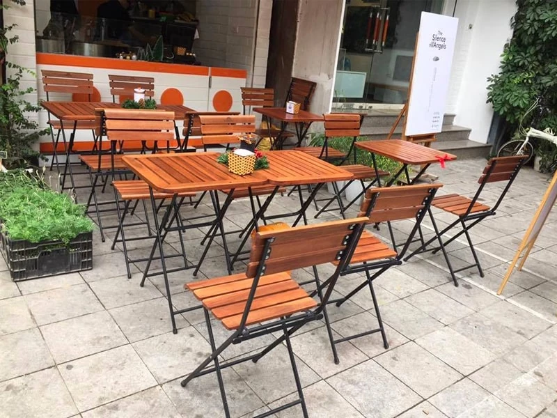 Bàn Fansipan Patio 01 | Xcom.vn Bàn Fansipan Patio 01 – Các bàn Patio mặt nan chân xếp phối cùng ghế nan ở khu vực ngoài trời