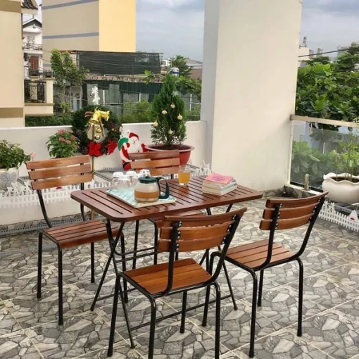 Bàn Fansipan Patio 03 | Xcom.vn Bàn Fansipan Patio 03 – Bàn Patio 03 mặt nan chữ nhật phối cùng bốn ghế nan gỗ ở khu vực ngoài trời