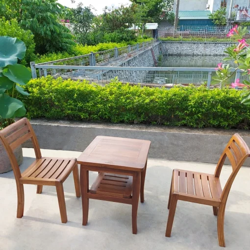 Bàn Fansipan Valley mini – Một bàn Valley mini hai tầng phối cùng hai ghế gỗ thấp ở ngoài trời