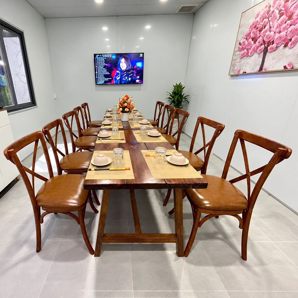 Bộ bàn ghế nhà hàng Bistro QN21 tựa chữ X | Xcom.vn Nhiều cụm bàn ghế Bistro QN21 tông nâu bố trí nối tiếp trong phòng ăn