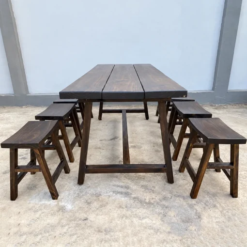 Góc đầu bàn QN15 và bốn ghế đôn gỗ thông