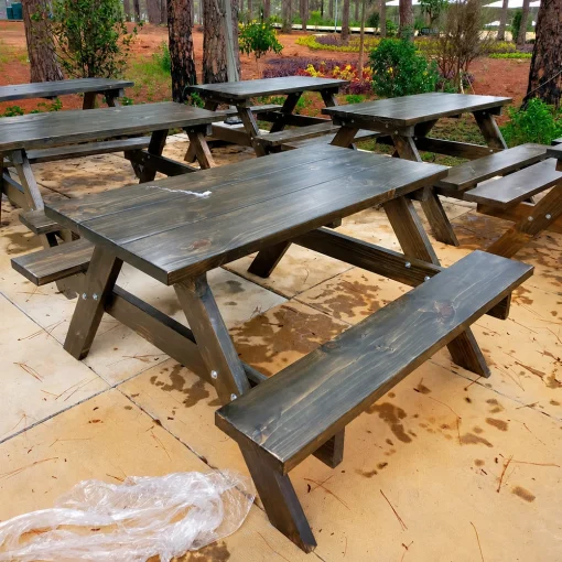 Bộ bàn ghế gỗ thông picnic QN16 góc nghiêng trong khu vực cây xanh