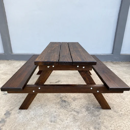 Bộ bàn ghế picnic nhìn từ đầu bàn với các thanh liên kết ngang