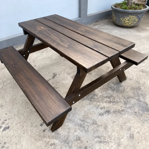 Bộ bàn ghế picnic góc nghiêng thể hiện mặt gỗ ghép tấm