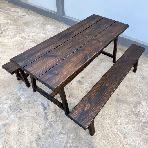 Bộ QN18 nhìn nghiêng từ trên với mặt bàn ghép gỗ và hai ghế băng