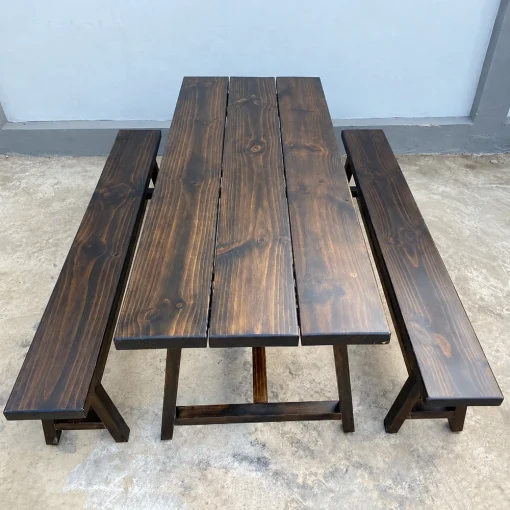 Mặt bàn ghép gỗ chạy dọc và hai ghế băng của bộ QN18