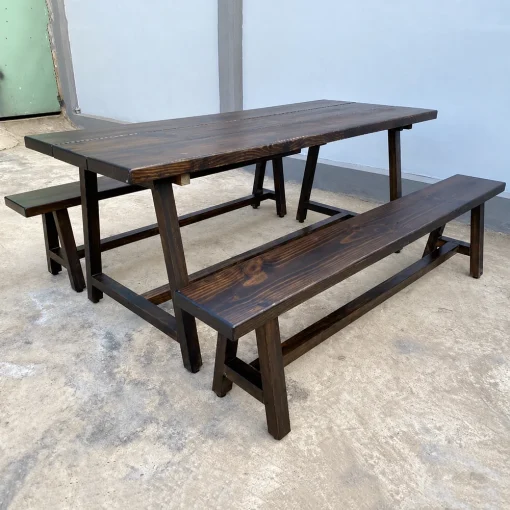 Góc ngang bộ QN18 cho thấy chân bàn và ghế băng tách rời
