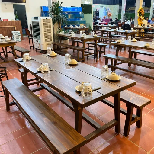 Các bộ bàn ghế gỗ thông ghế băng bố trí trong nhà hàng