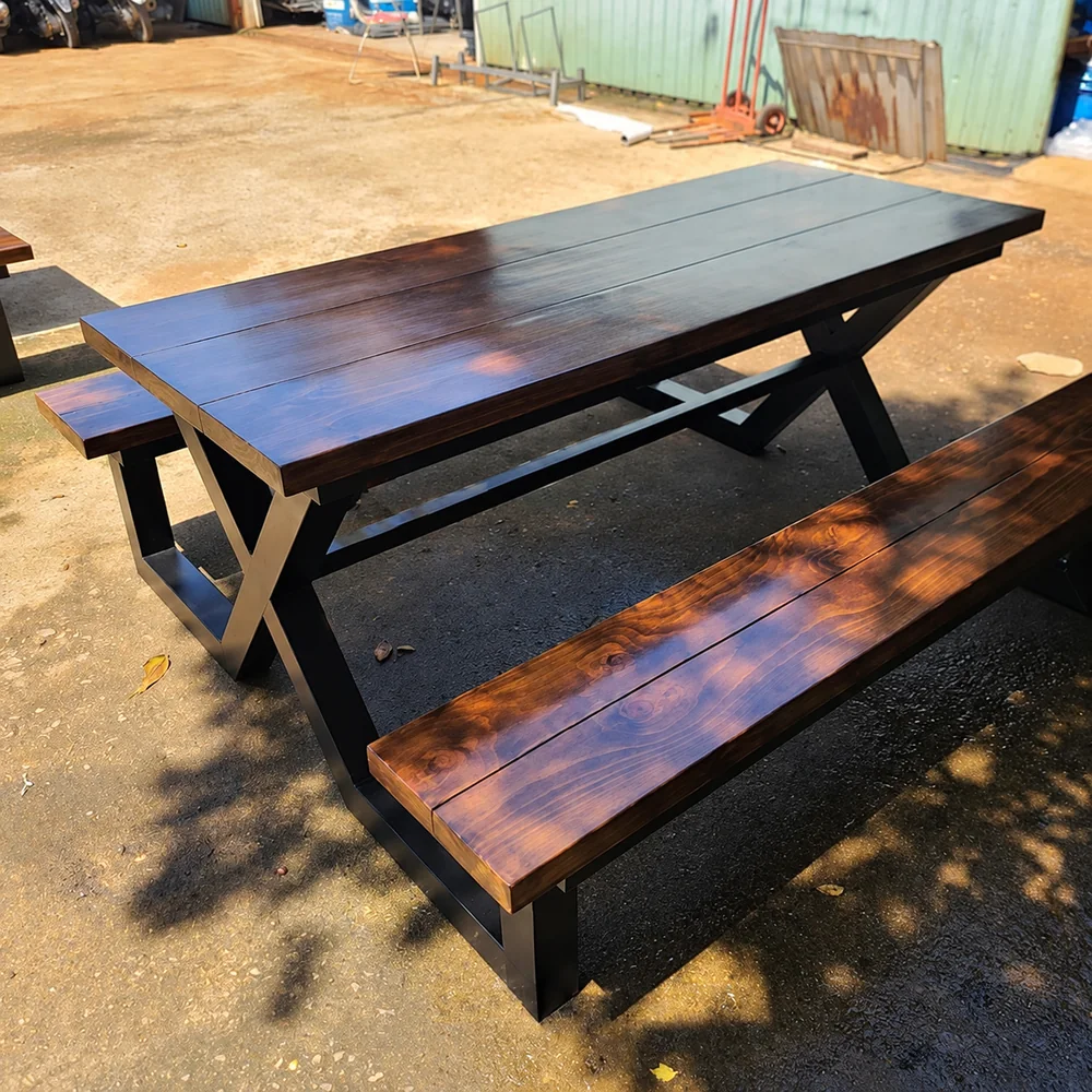 Bộ bàn ghế nhà hàng QN13 gỗ thông khung sắt chân chữ X | Xcom.vn Góc nghiêng QN13 cho thấy mặt bàn gỗ thông dài và ghế băng không tựa