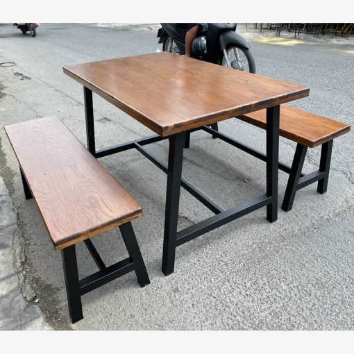 Bộ bàn ghế nhà hàng QN11 khung sắt mặt gỗ – 1 bàn 2 ghế băng | Xcom.vn Bộ bàn ghế nhà hàng QN11 gồm một bàn và hai ghế băng mặt gỗ nâu khung đen
