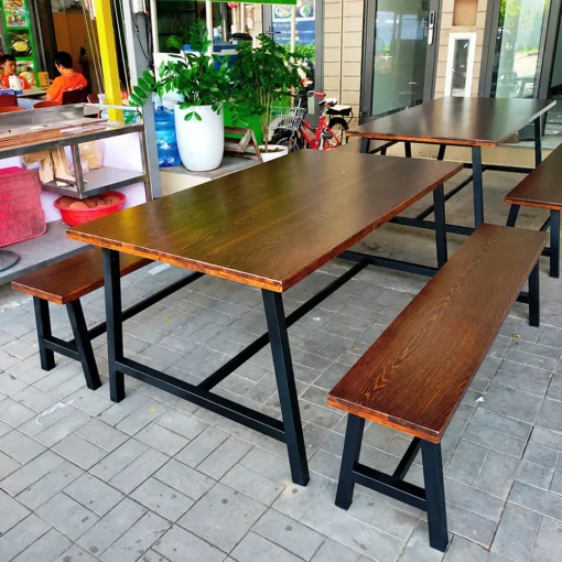 Bộ bàn ghế nhà hàng QN11 khung sắt mặt gỗ – 1 bàn 2 ghế băng | Xcom.vn Bàn chữ nhật QN11 cùng ghế băng dài bố trí trong quán ăn