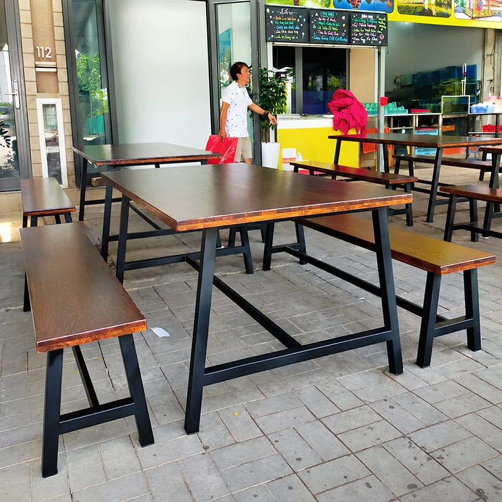 Bộ bàn ghế nhà hàng QN11 khung sắt mặt gỗ – 1 bàn 2 ghế băng | Xcom.vn Góc nghiêng bộ QN11 thể hiện chân choãi và thanh giằng khung đen