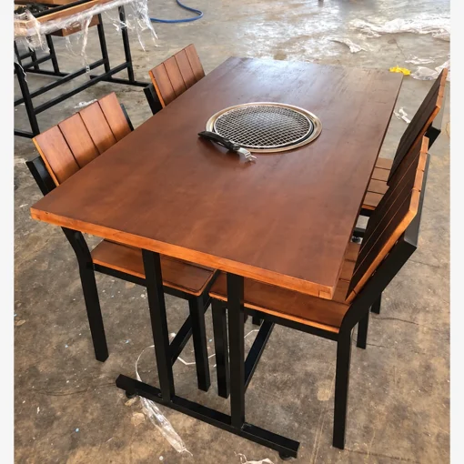 Khung bàn đen và ghế gỗ bộ QN22 ở góc nhìn gần