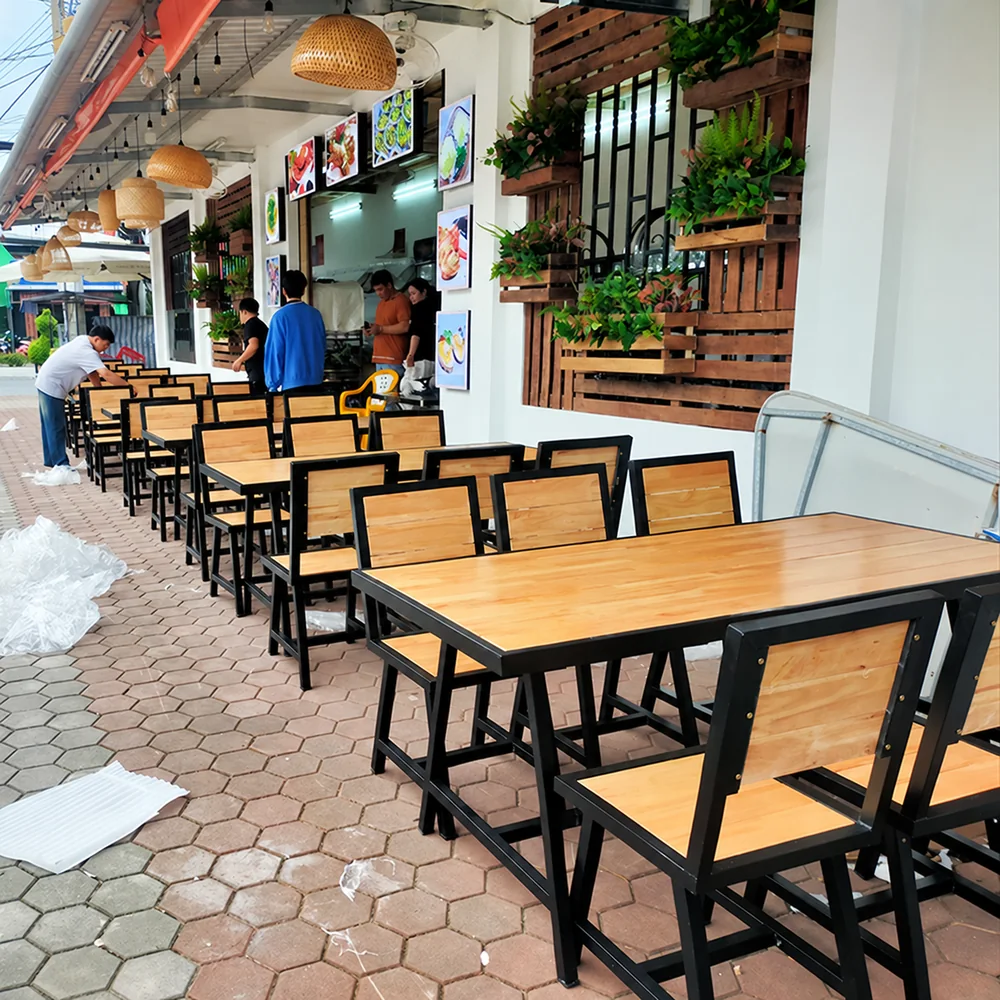 Bộ bàn ghế nhà hàng QN24 khung sắt gỗ cao su – 1 bàn 6 ghế | Xcom.vn Bàn ghế nhà hàng QN24 – Bố trí nhiều bộ bàn ghế dọc khu vực quán