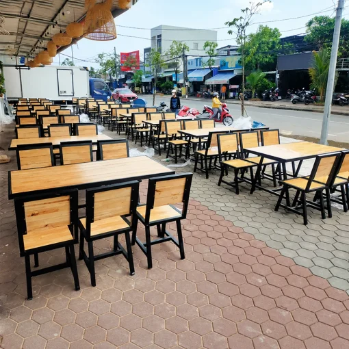 Bộ bàn ghế nhà hàng QN23 khung sắt mặt gỗ cao su | Xcom.vn Bàn ghế nhà hàng QN23 – bàn ghế khung sắt đen mặt gỗ bố trí theo hàng dưới mái che