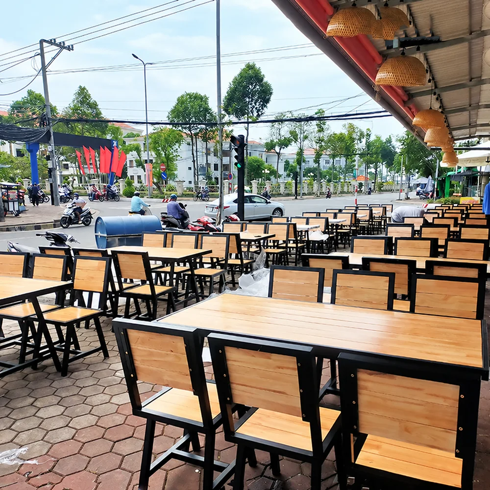 Bộ bàn ghế nhà hàng QN23 khung sắt mặt gỗ cao su | Xcom.vn Bàn ghế nhà hàng QN23 – góc nhìn dọc các dãy bàn và tựa ghế gỗ