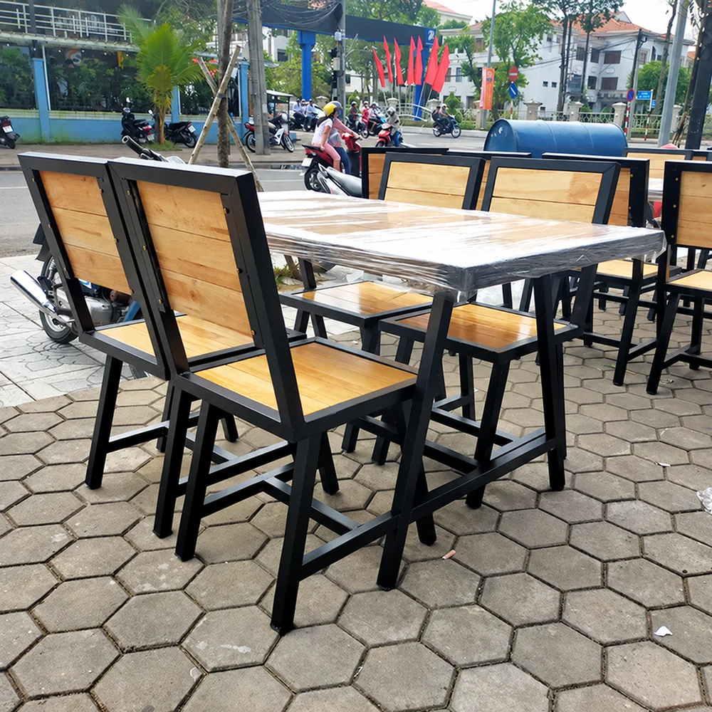 Bộ bàn ghế nhà hàng QN23 khung sắt mặt gỗ cao su | Xcom.vn Bàn ghế nhà hàng QN23 – góc phía sau tựa ghế và chân khung sắt đen