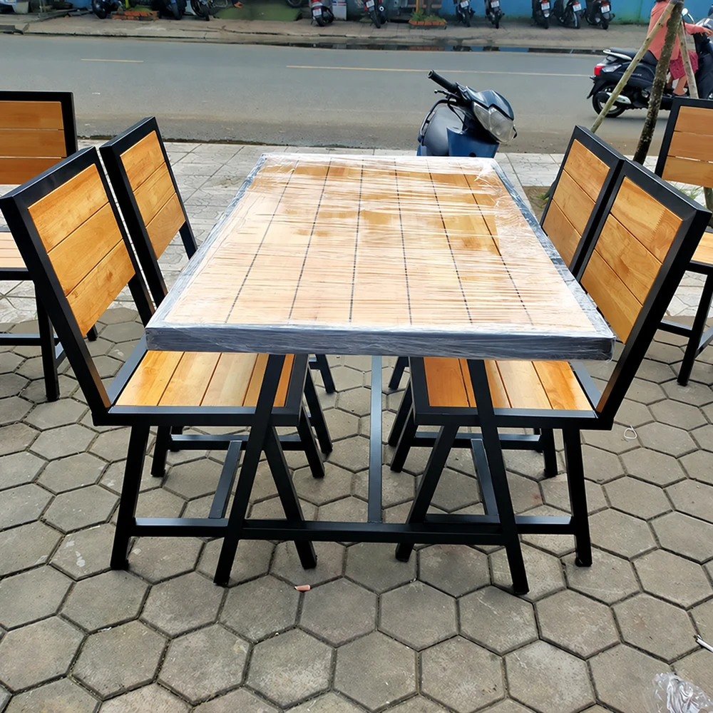 Bộ bàn ghế nhà hàng QN23 khung sắt mặt gỗ cao su | Xcom.vn Bàn ghế nhà hàng QN23 – góc đầu bàn thể hiện mặt gỗ và ghế rời