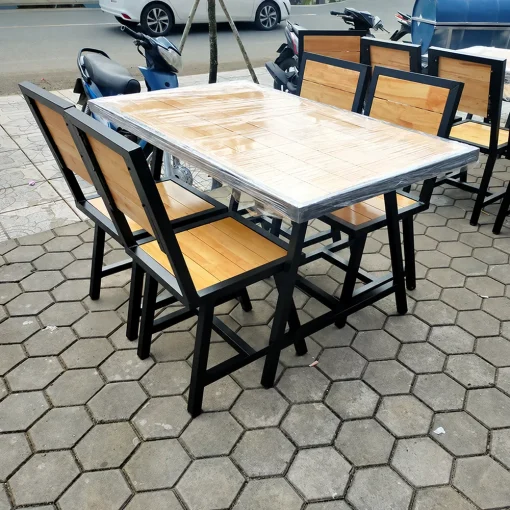 Bộ bàn ghế nhà hàng QN23 khung sắt mặt gỗ cao su | Xcom.vn Bàn ghế nhà hàng QN23 – góc nghiêng thể hiện mặt bàn, tựa ghế vuông và các thanh giằng của khung