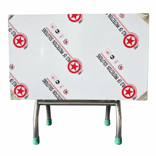 Bàn inox chữ nhật chân lùn CN02 nhìn từ phía trước, mặt bàn còn lớp màng bảo vệ