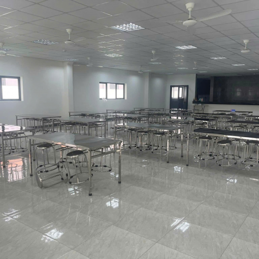 Bàn ăn inox chữ nhật bố trí cùng ghế đôn trong phòng ăn
