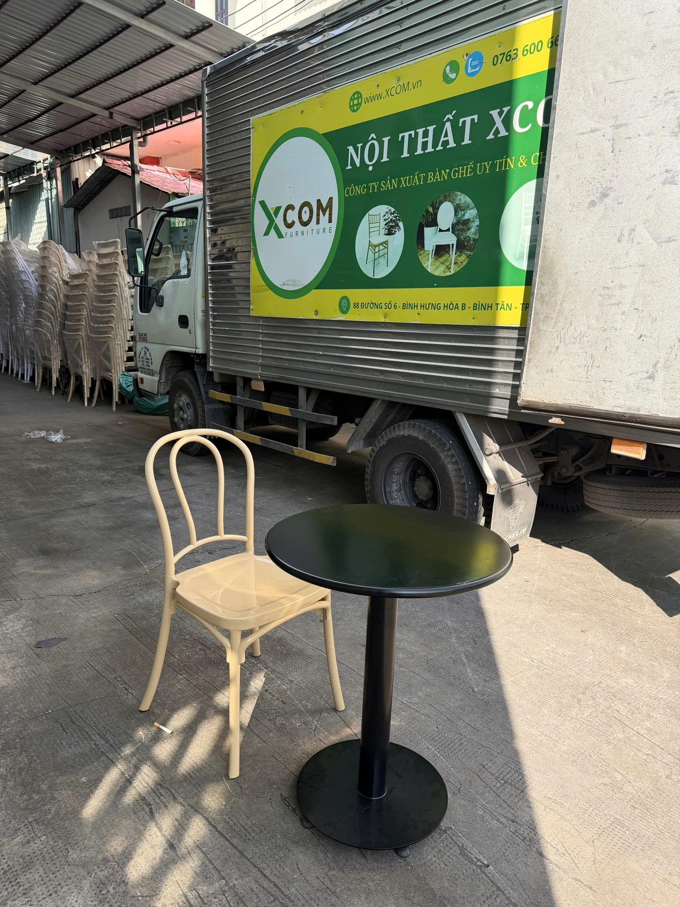 Bộ bàn ghế cafe Thonet nhựa – 1 bàn sắt 2 ghế kem | Xcom.vn Bàn sắt đen mặt tròn chân trụ phối ghế Thonet nhựa màu kem không nệm