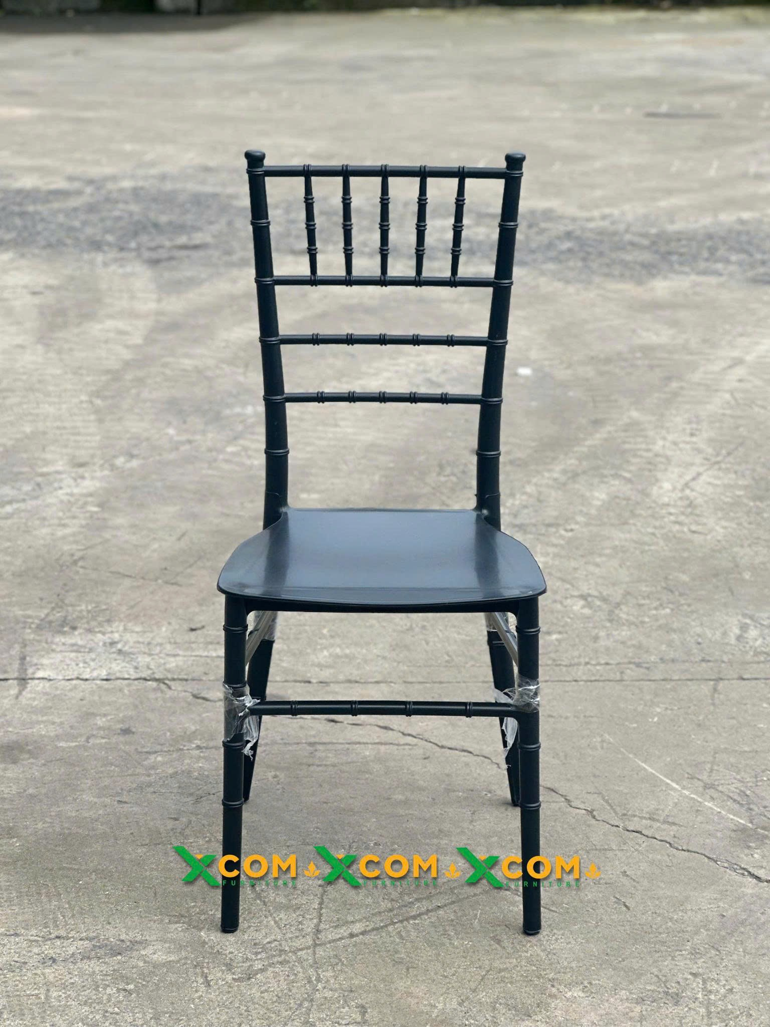 Xcom bàn giao 400 ghế Tiffany nhựa đen cho Dịch vụ Tang lễ Black Stone | Xcom.vn Ghế Tiffany nhựa màu đen nhìn chính diện trong đơn hàng của Black Stone