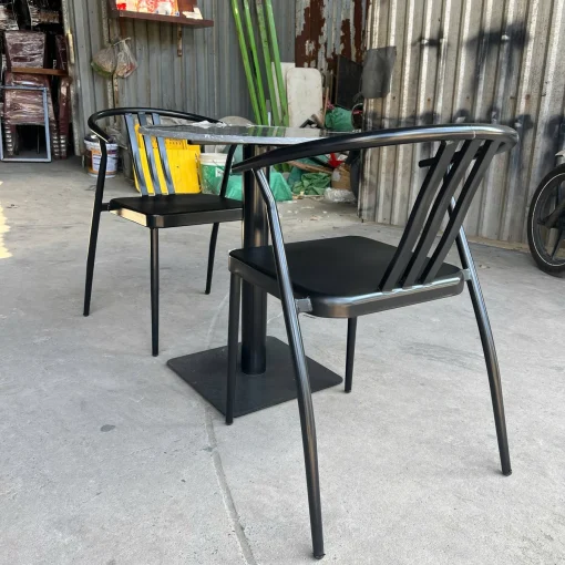 Bộ bàn ghế cafe sắt sơn tĩnh điện đen – 1 bàn 2 ghế | Xcom.vn Góc phía sau ghế cafe sắt đen với tựa cong liền tay vịn và nan đứng