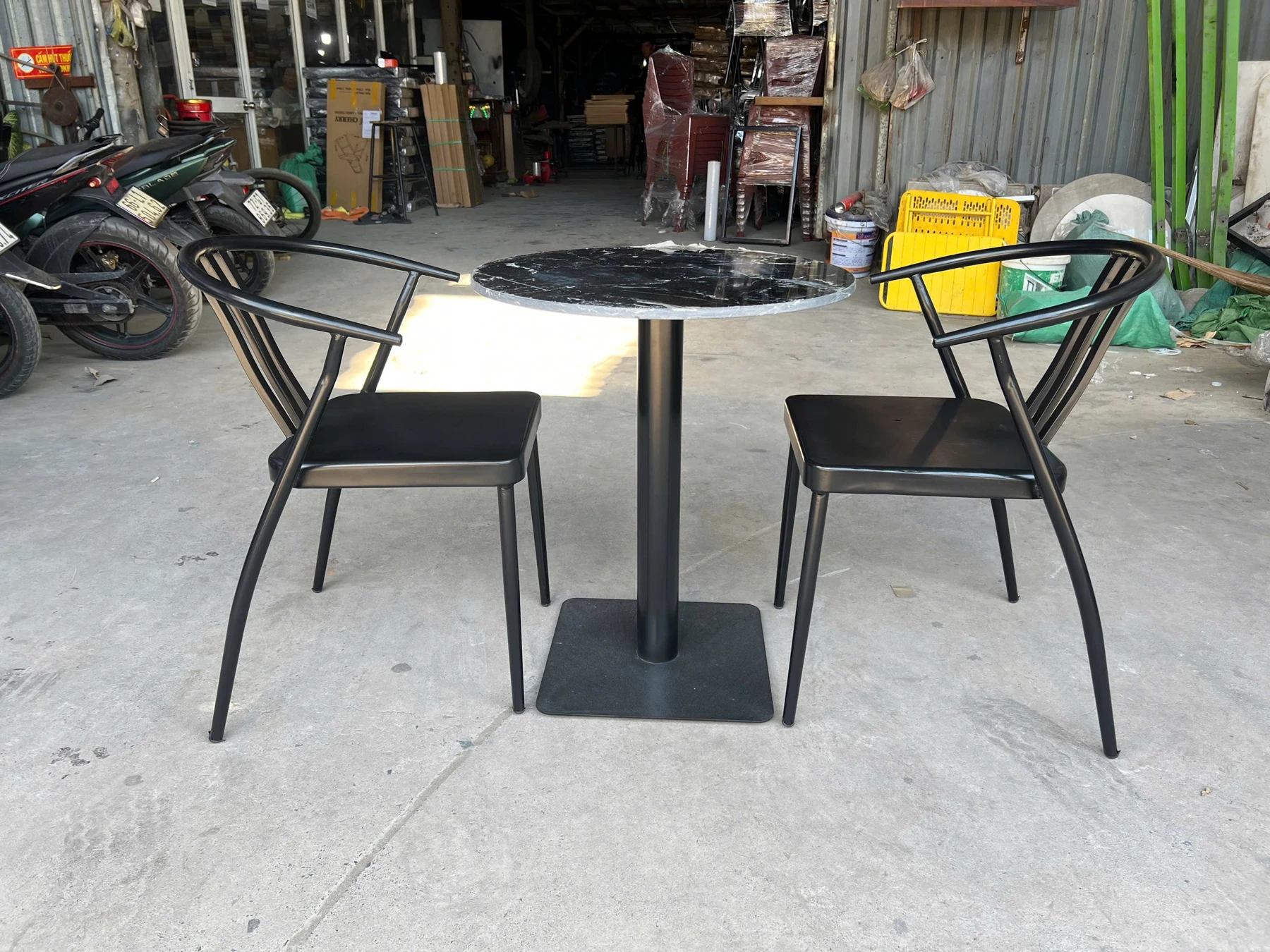 Bộ bàn ghế cafe sắt sơn tĩnh điện đen – 1 bàn 2 ghế | Xcom.vn Bộ bàn ghế cafe sắt sơn tĩnh điện đen gồm bàn tròn chân trụ và hai ghế tựa cong