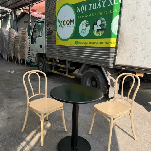 Bộ bàn ghế cafe Thonet nhựa gồm một bàn sắt đen và hai ghế kem tựa vòng cung