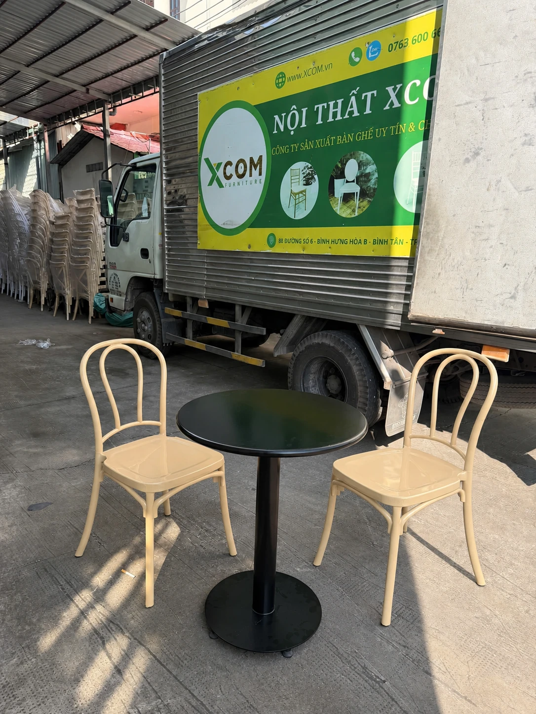 Bộ bàn ghế cafe Thonet nhựa – 1 bàn sắt 2 ghế kem | Xcom.vn Bộ bàn ghế cafe Thonet nhựa gồm một bàn sắt đen và hai ghế kem tựa vòng cung