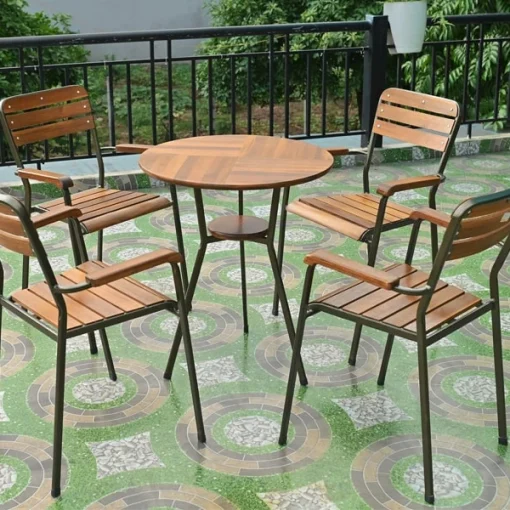 Bộ bàn ghế Fansipan Moon 3 – 1 bàn 2 ghế – Một bàn tròn và bốn ghế Moon 3 có tay; ảnh phối nhiều ghế hơn cấu hình bộ hai ghế đang bán