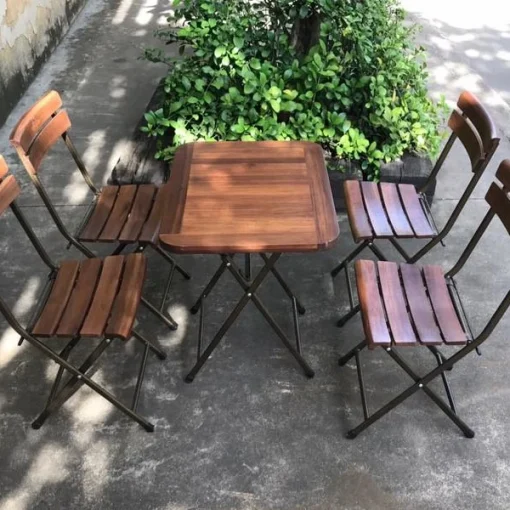 Bộ bàn ghế Fansipan Patio mini – 1 bàn 4 ghế | Xcom.vn Bộ bàn ghế Fansipan Patio mini – 1 bàn 4 ghế – Góc nhìn từ trên xuống một bàn thấp và bốn ghế Patio mini, thể hiện mặt bàn và các nan ghế